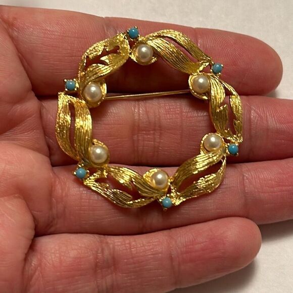 Vintage Signed DENISE Gold Tone Circle Ribbon Brooch - Picture 2 of 5